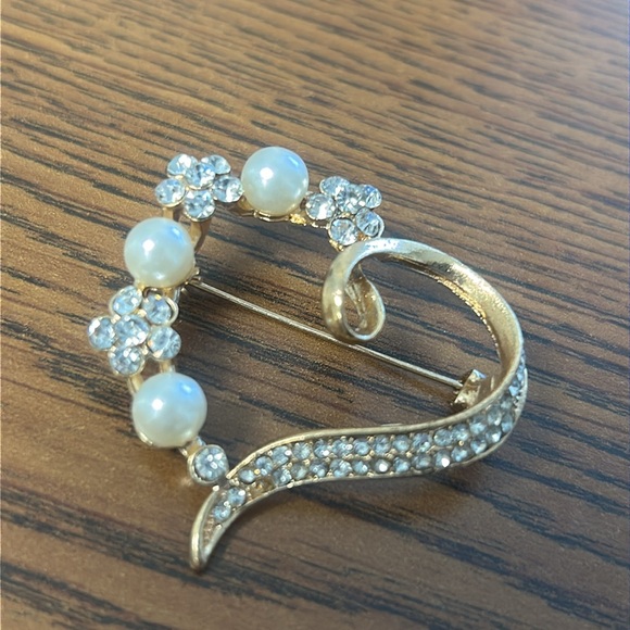 Heart Shaped Hollow Rose Gold Tone Faux Pearls Cubic Zirconia Lapel Pin Brooch - Picture 1 of 4